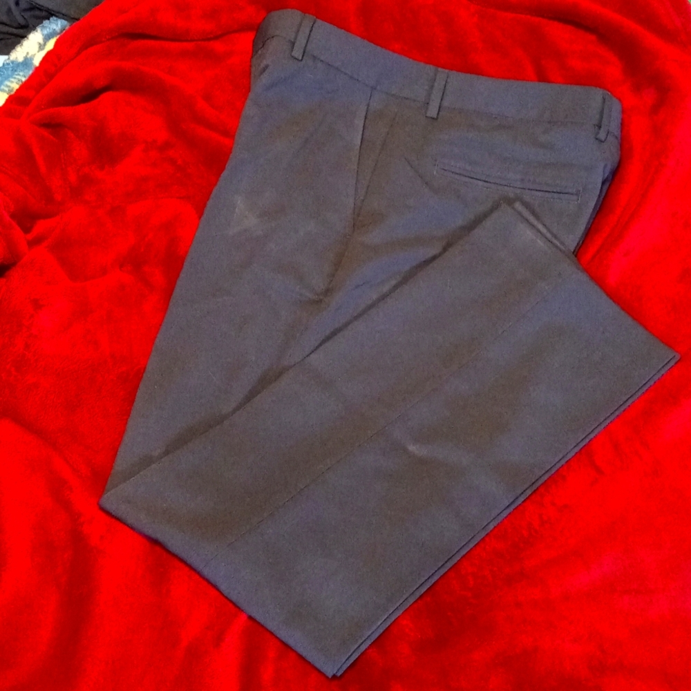 Mens Kenneth Cole dress pants size 32x30 straight leg.